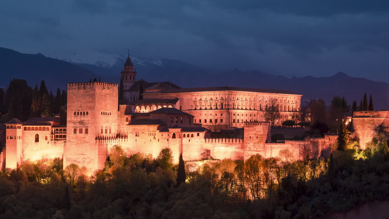 puesta de sol con la alhambra de granada como tema principal