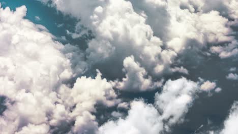 nubes en movimiento en un cielo azul claro, punto de vista