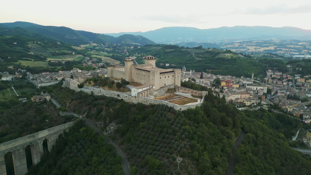 vista aérea de la fortaleza de rocca albornoziana en la ladera con vistas a la ciudad de spoleto