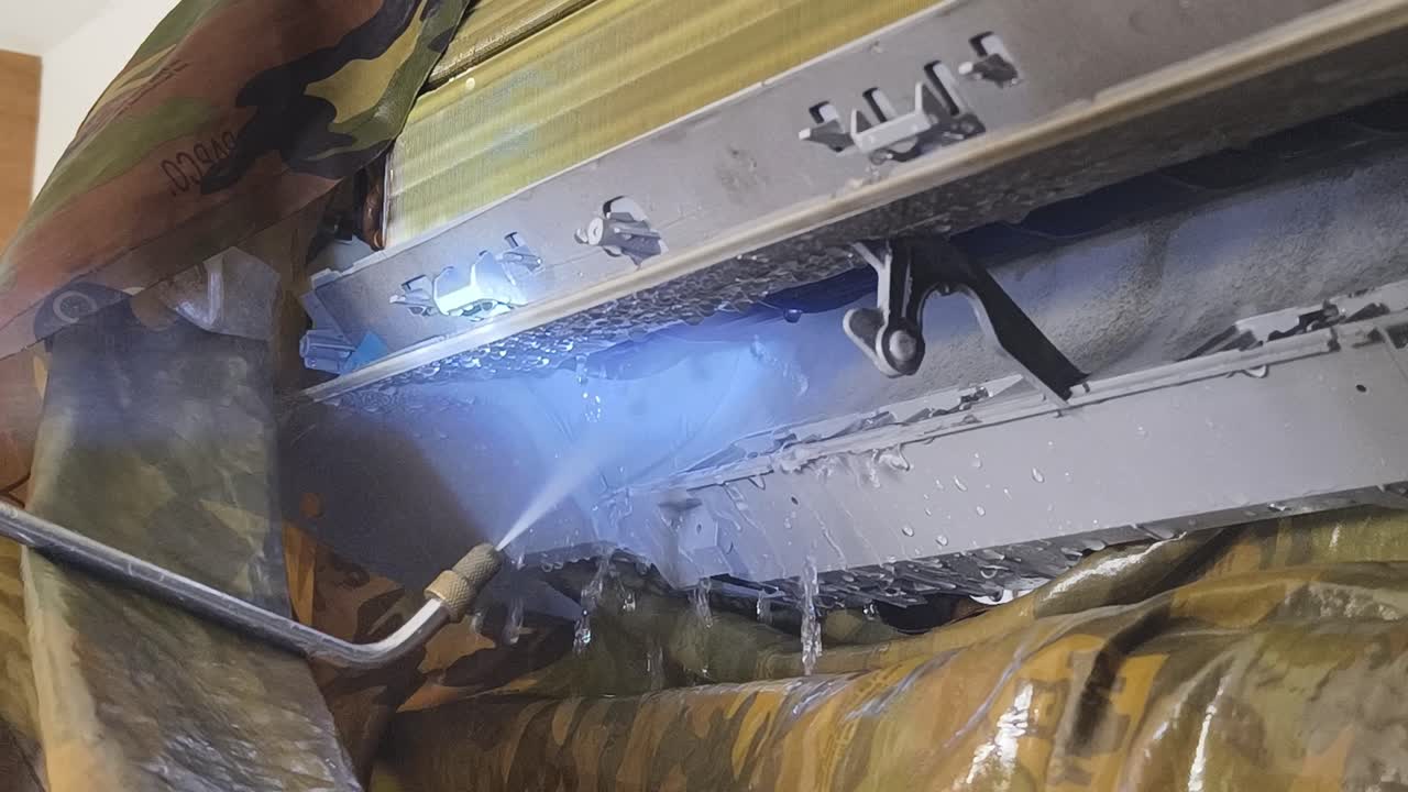 limpieza de una unidad de aire acondicionado con pulverización de agua