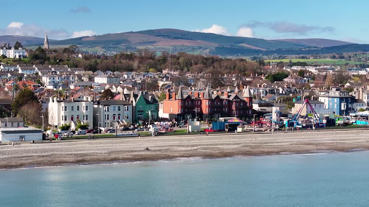 Bray, Irlanda. Vista panoramica di una pittoresca città costiera e del lungomare con passeggiata. Aerea