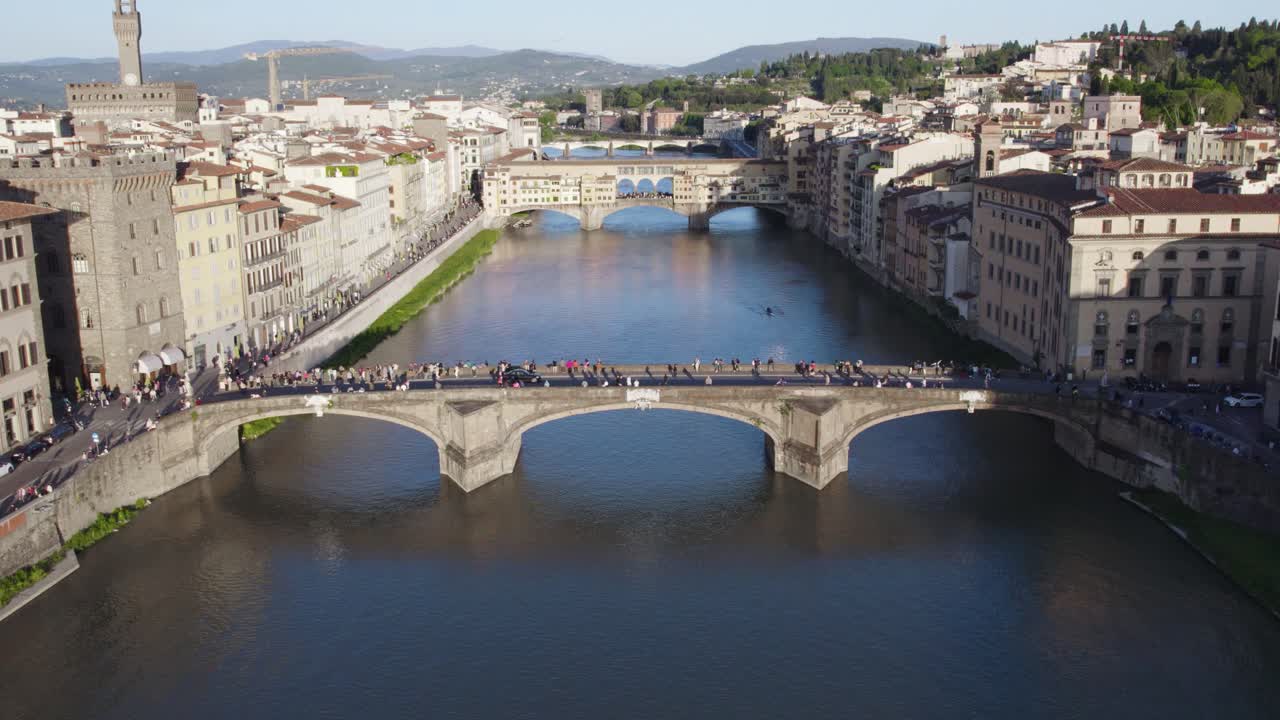 ponte vecchio의 사진을 찍는 신성한 삼위 일체 다리에서 관광객의 상위 뷰