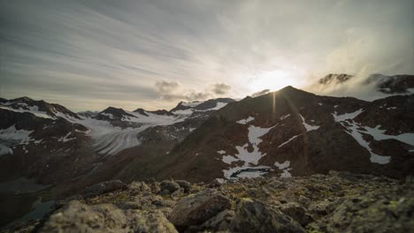 lapso de tiempo en un control deslizante de un área glaciar durante la puesta de sol