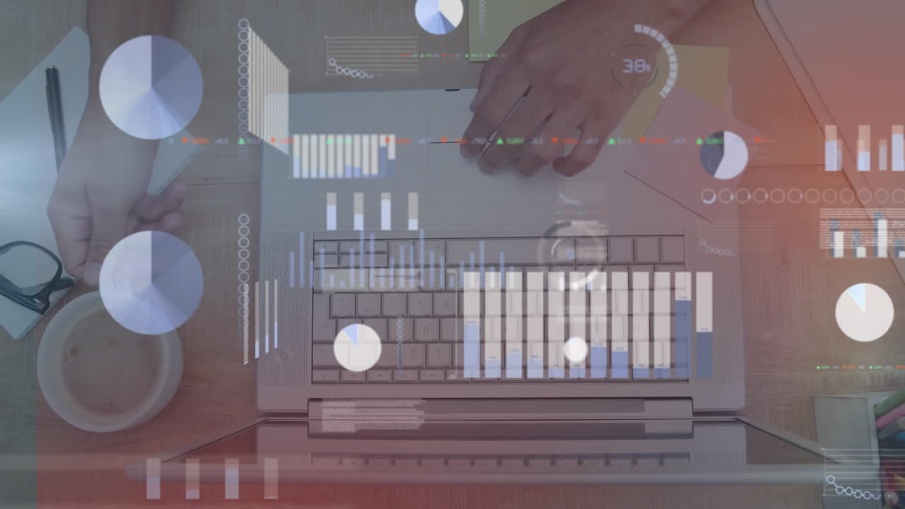 animación de gráficos, tablero de negociación, manos recortadas de un hombre caucásico usando una computadora portátil y bebiendo café