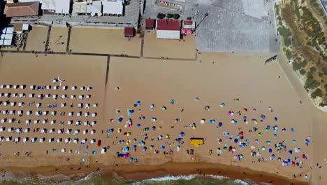drone top shot sobre una gran playa, moviéndose hacia los lados