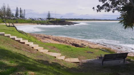 South-West-Rocks-Beach-Im-Sommer---Bank-Im-Schatten-Eines-Baumes-Mit-Meerblick---New-South-Wales,-Australien