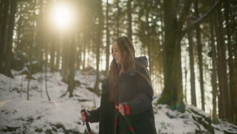 Lächelnder-Wanderer,-Der-Im-Winter-Spaziert