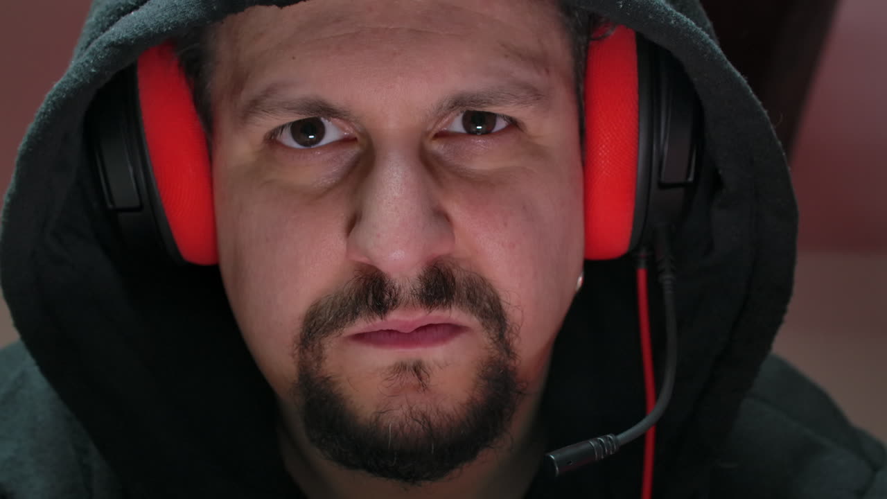 primer plano de un jugador concentrado jugando videojuegos en línea