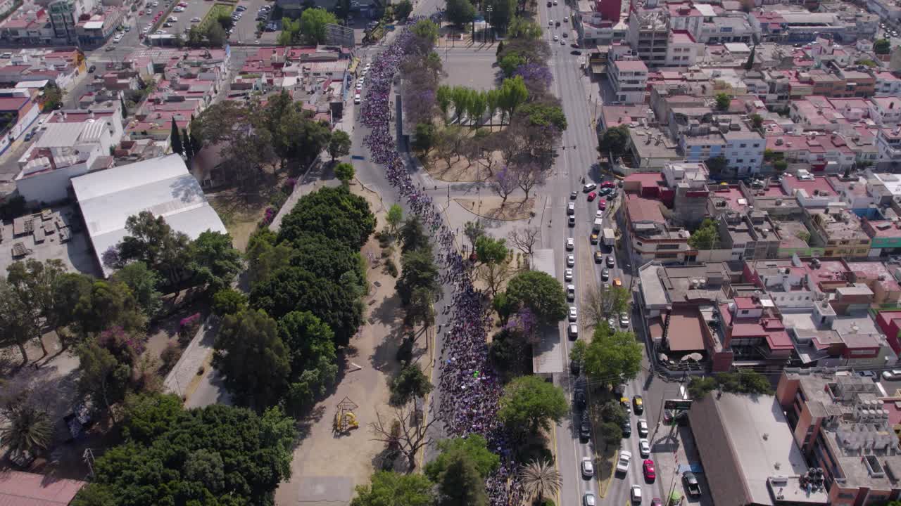 imágenes de drones en cámara lenta de la marcha del día de la mujer en una de las principales ciudades de méxico, ciudad de puebla