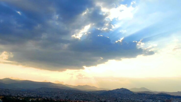 Imágenes aéreas de nubes moviéndose por la ciudad