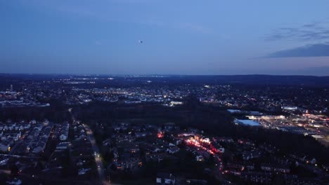 Video-Nachrichtenhubschrauber-Fliegt-über-Hausbrand,-Um-Die-Nachrichten-Zu-überbringen