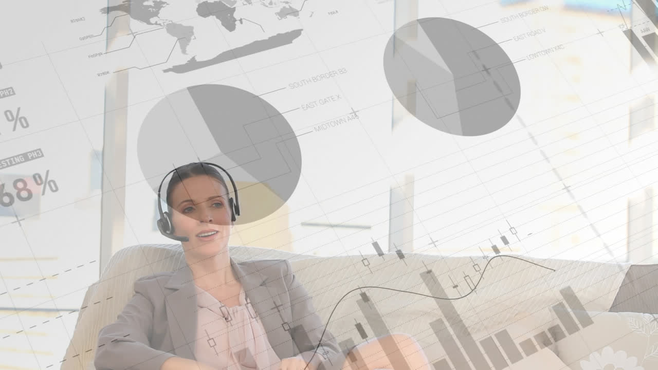 animación de procesamiento de datos sobre maestra usando auriculares de teléfono enseñando desde casa