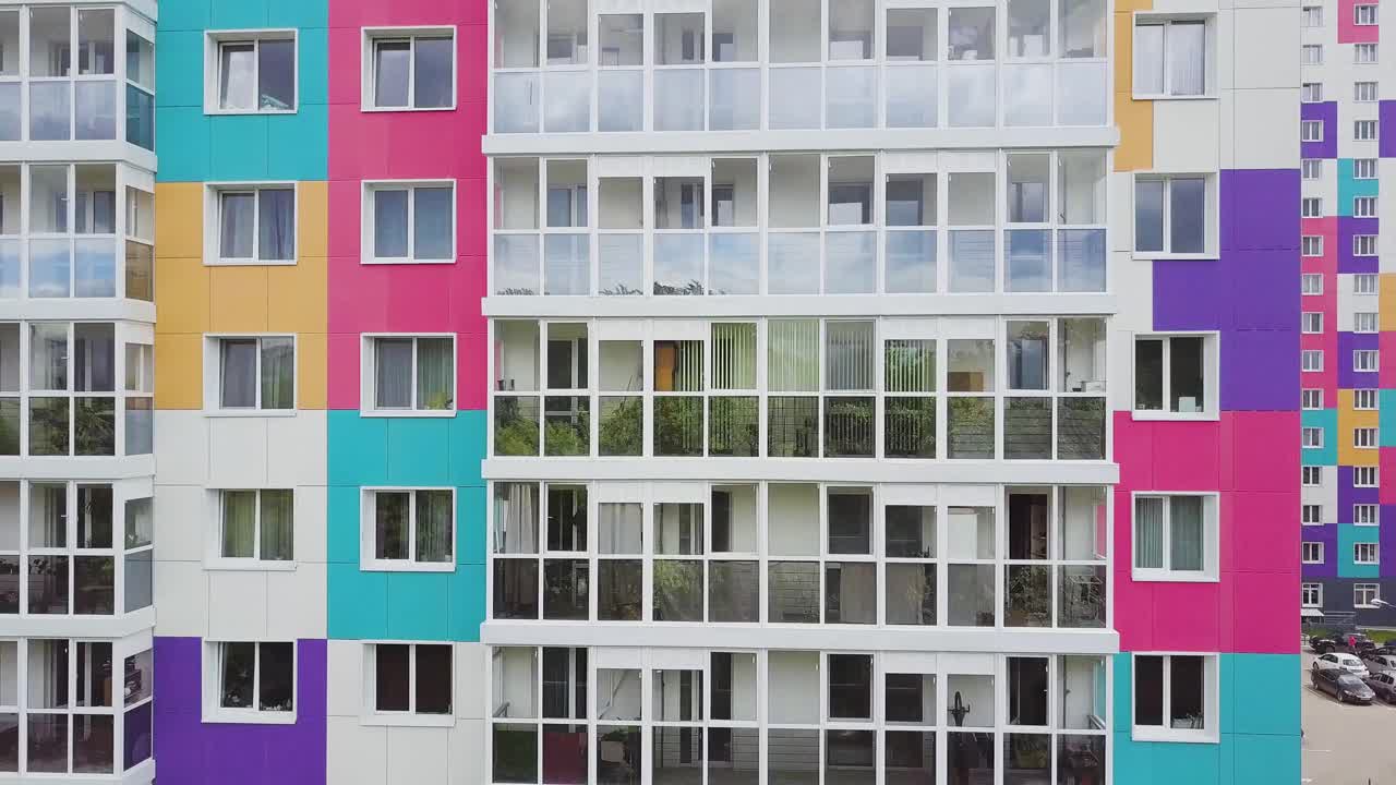 colorido edificio de apartamentos de varios pisos