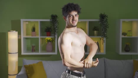 Retrato-De-Un-Joven-Musculoso-Y-En-Forma.