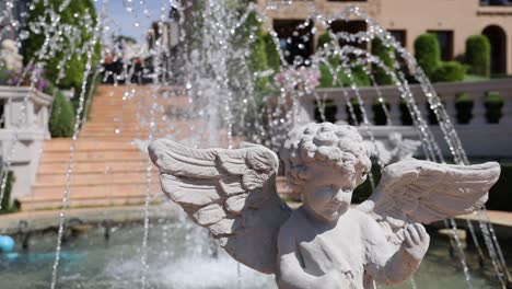 corrientes de agua sobre una estatua de ángel sereno
