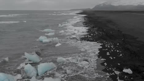 4K-Schuss,-Der-Auf-Einen-Touristen-Am-Schwarzen-Sandstrand-Zufliegt