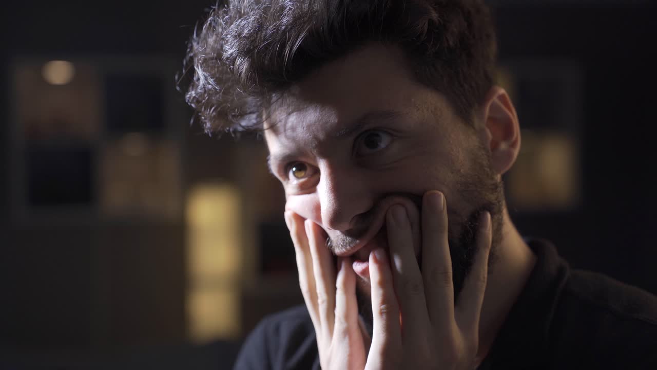 그 젊은이는 정신질환자입니다. 편집증이나 정신분열증과 미치광이입니다.