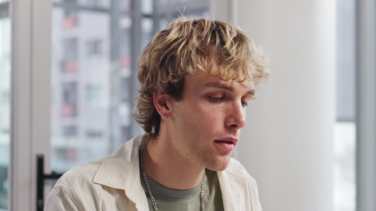 Портрет улыбающегося человека