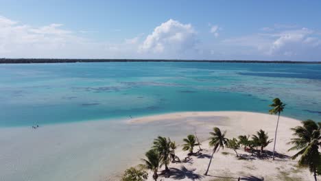 Idílica-Playa-Tropical-De-Arena-Casi-Desierta-En-El-Paraíso-De-Los-Mares-Del-Sur