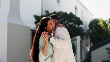 sonrisa, pareja y baile en el patio trasero por amor