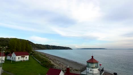 Vista-De-Drones-Haciendo-Zoom-Por-El-Faro-Del-Parque-Discover-En-Seattle,-Washington