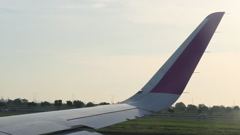 ala del avión durante el aterrizaje en el aeropuerto de krabi