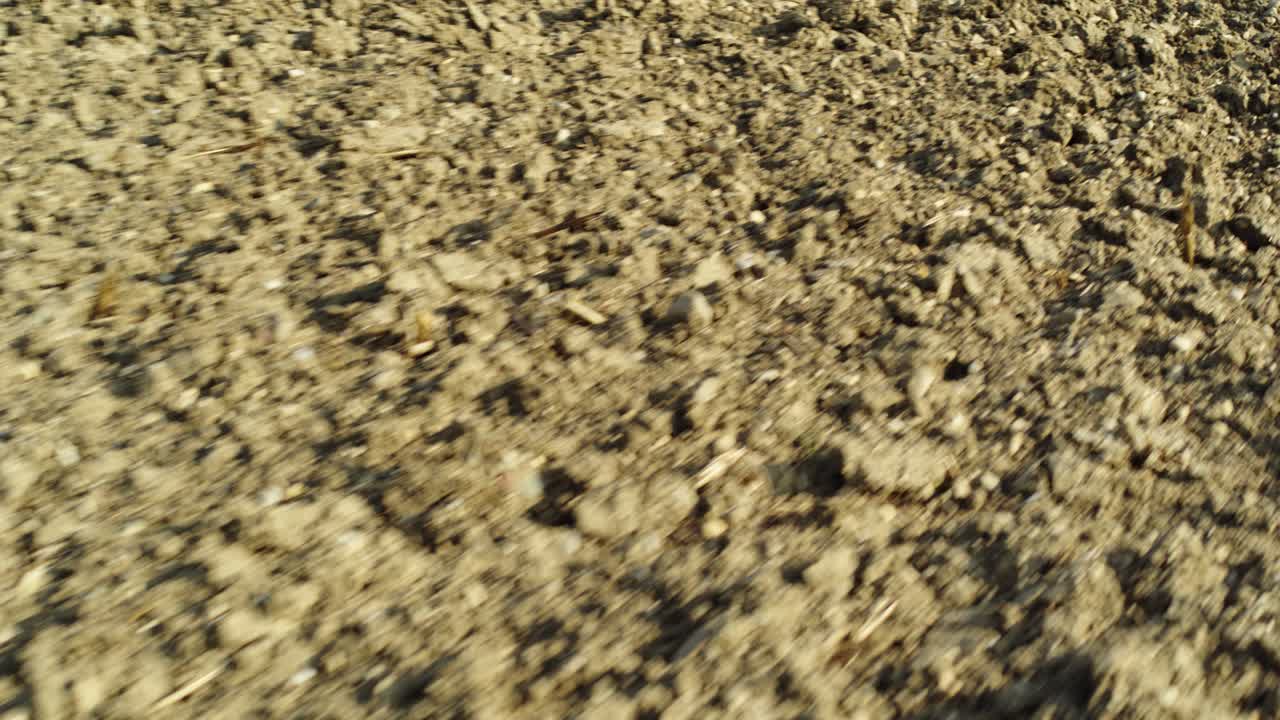 쟁기질 후 비행기 필드의 공중 샷