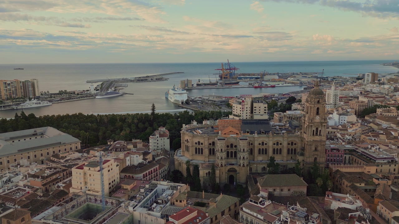 Vista aerea della città di Malaga, della Cattedrale e del porto