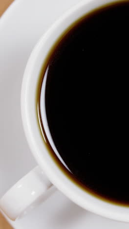 primer plano de una taza de café con un platillo
