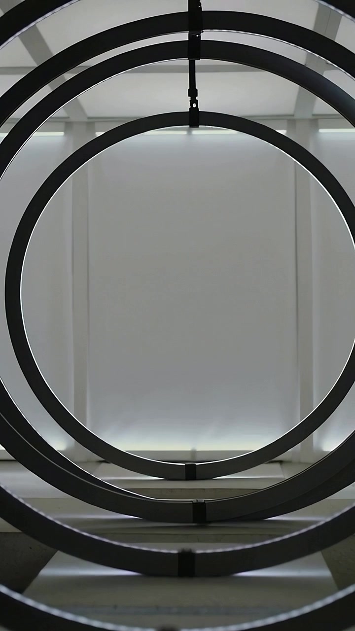 Vertical video: Panning camera centering on white shade, revealing concentric rings, clips, chain