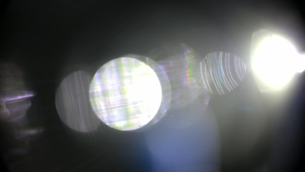 Perdite di luce dinamiche e bagliori dell'obiettivo su sfondo nero