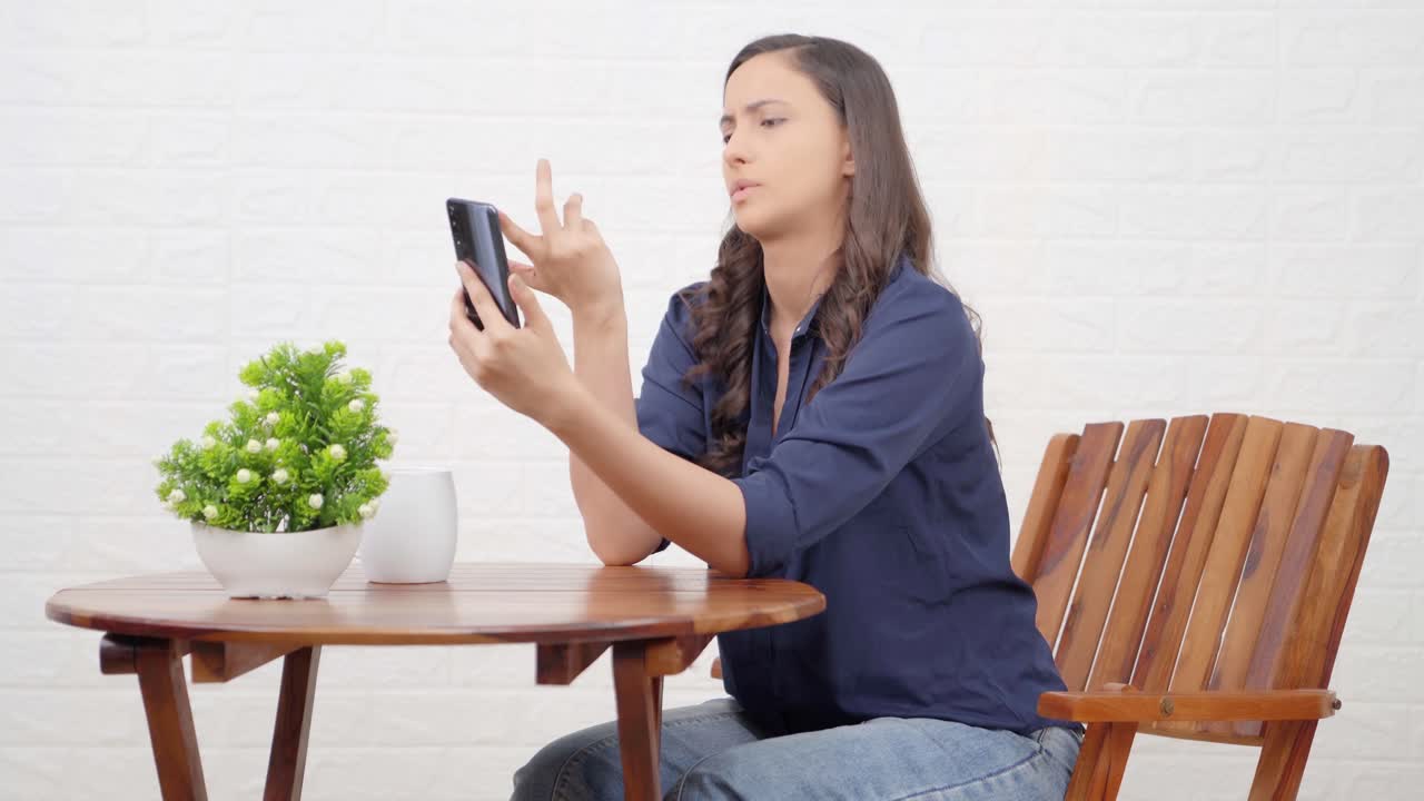 누군가와 페이스타임에 있는 인도 소녀