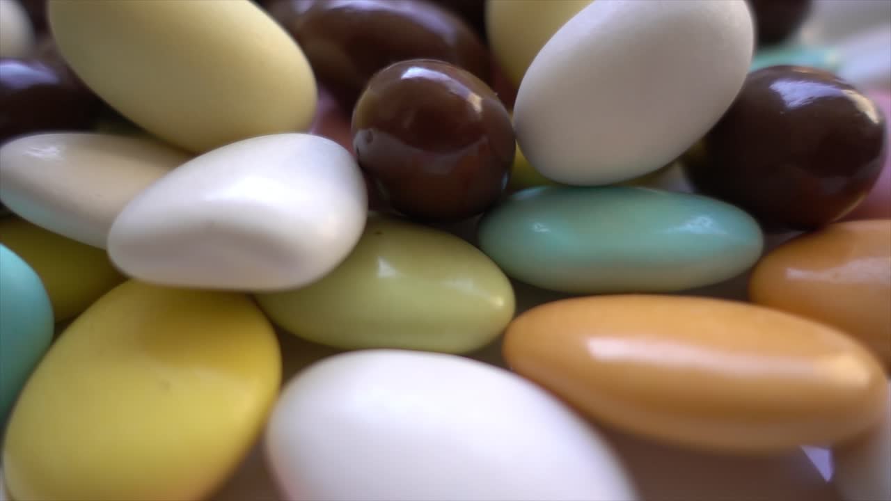 una pila de deliciosas y coloridas almendras de chocolate 08