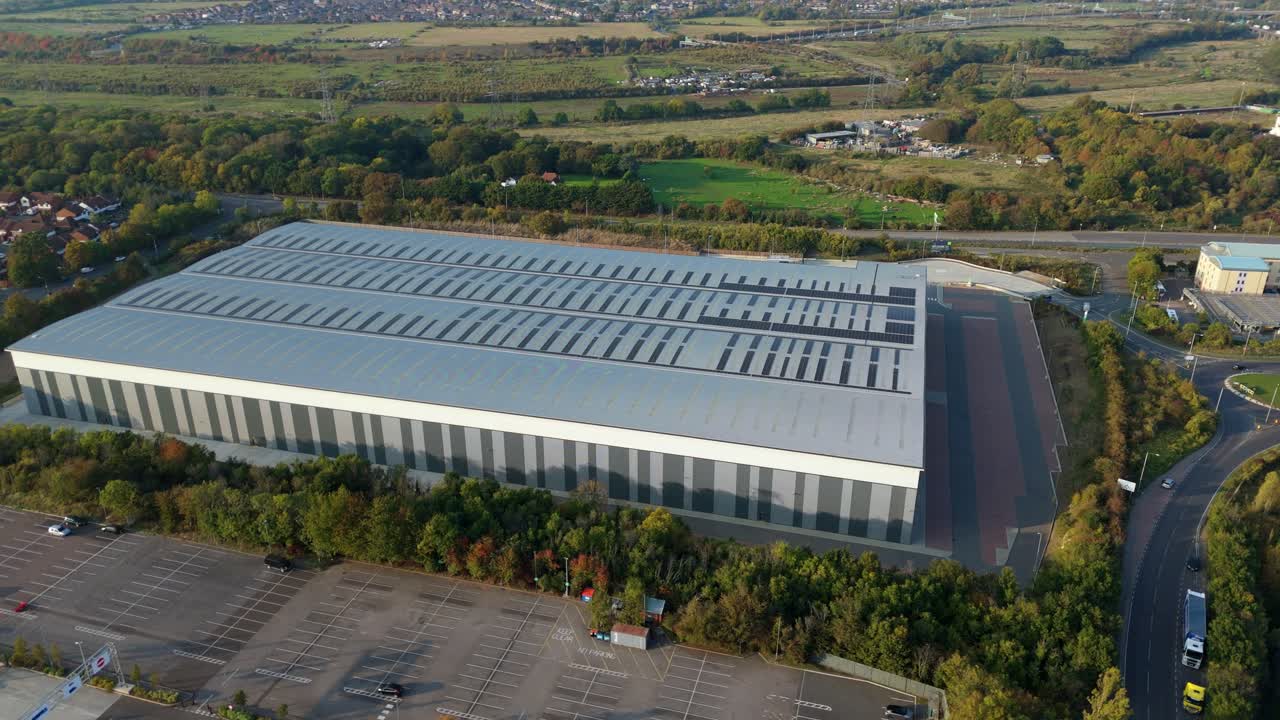 Prospettiva aerea da drone di centri di produzione e distribuzione, officine industriali e impianti di produzione vicino a Dartford, Regno Unito
