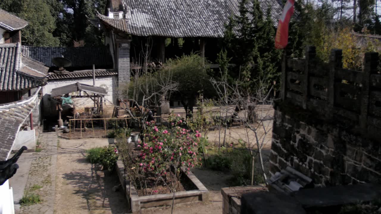 The peaceful atmosphere by the Weibaoshan temple in China on a bright sunny day - Tilt down