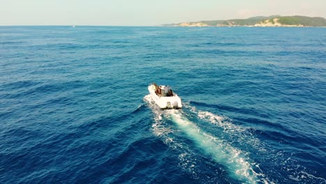 Crucero-En-Lancha-Motora-En-Yate-De-Mar-Abierto,-Huatulco,-Costa-De-México,-Antena-En-Cámara-Lenta