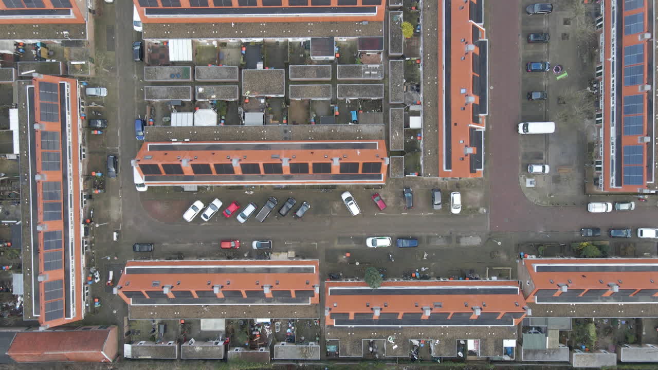 antena de arriba hacia abajo de paneles solares en casas suburbanas