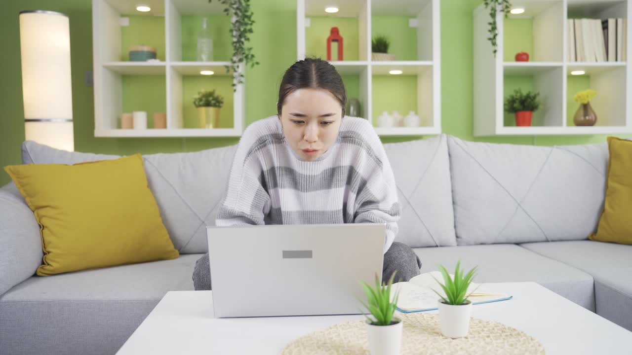 집중력이 떨어지는 아시아 젊은 여성. 집중력 장애.