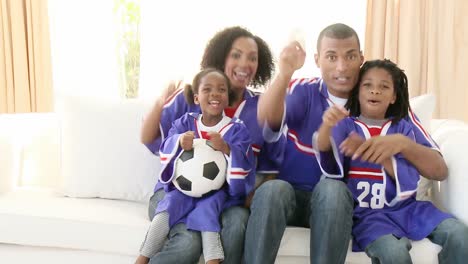 Afroamerikanische-Familie-Schaut-Sich-Zu-Hause-Ein-Fußballspiel-An