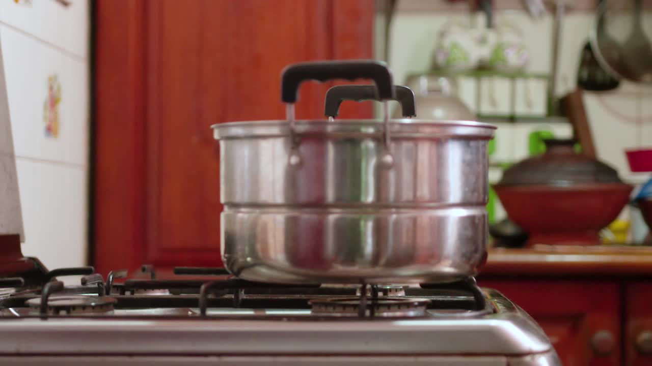 haciendo algo de idiyappam, un plato tradicional en sri lanka-1