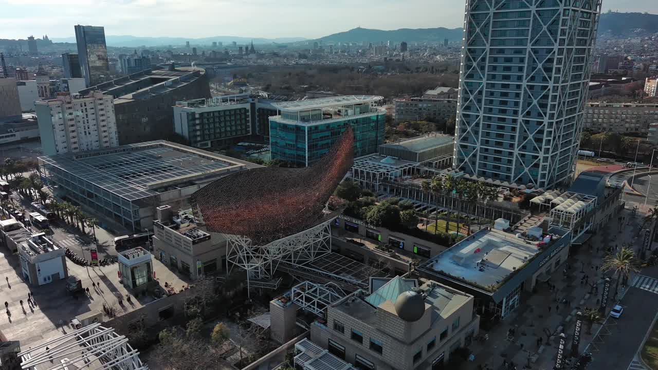 바르셀로나 올림피아 포트 (olympia port) 에 있는 호텔 근처에 있는 물고기 조각상.