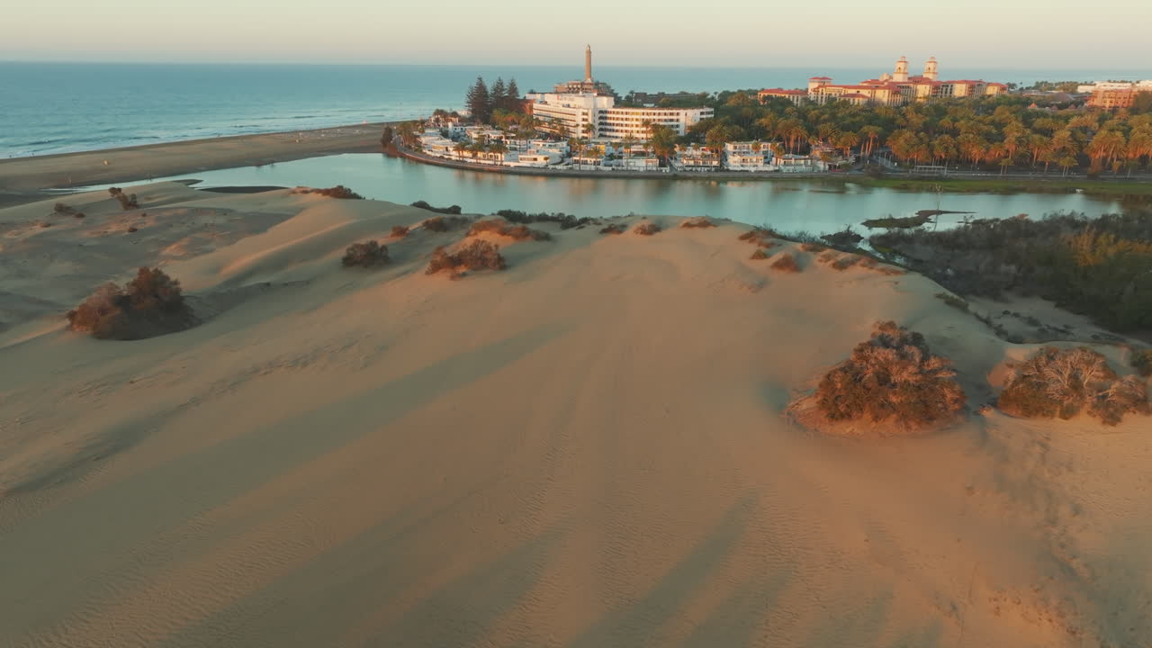 마스팔로마스 해변 위 의 아침 공중 사진: 그란 카나리아 의 모래 언덕, 등대, 모래 를 공중 에서 볼 수 있다