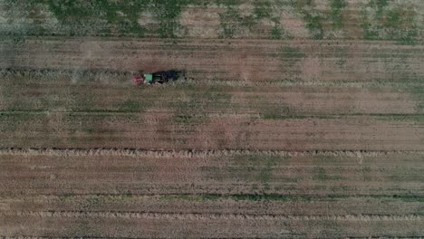 Eine-Aufnahme-Von-Oben,-Wie-Ein-Traktor-Den-Boden-Pflügt