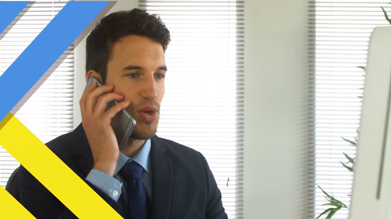 Animazione di una rete di connessioni sopra un uomo d'affari con cuffie in ufficio.