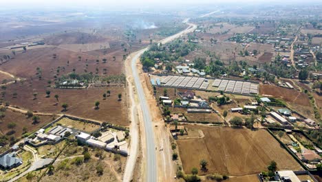 Vista-Desde-Abajo-De-Una-Granja-De-Paneles-Solares-En-África-Rural