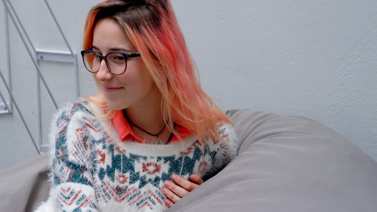 ejecutivo femenino relajándose en el sillón 4k