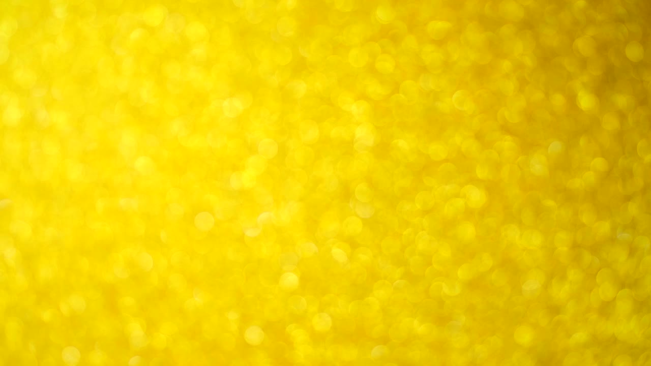 luces desenfocadas en el fondo.