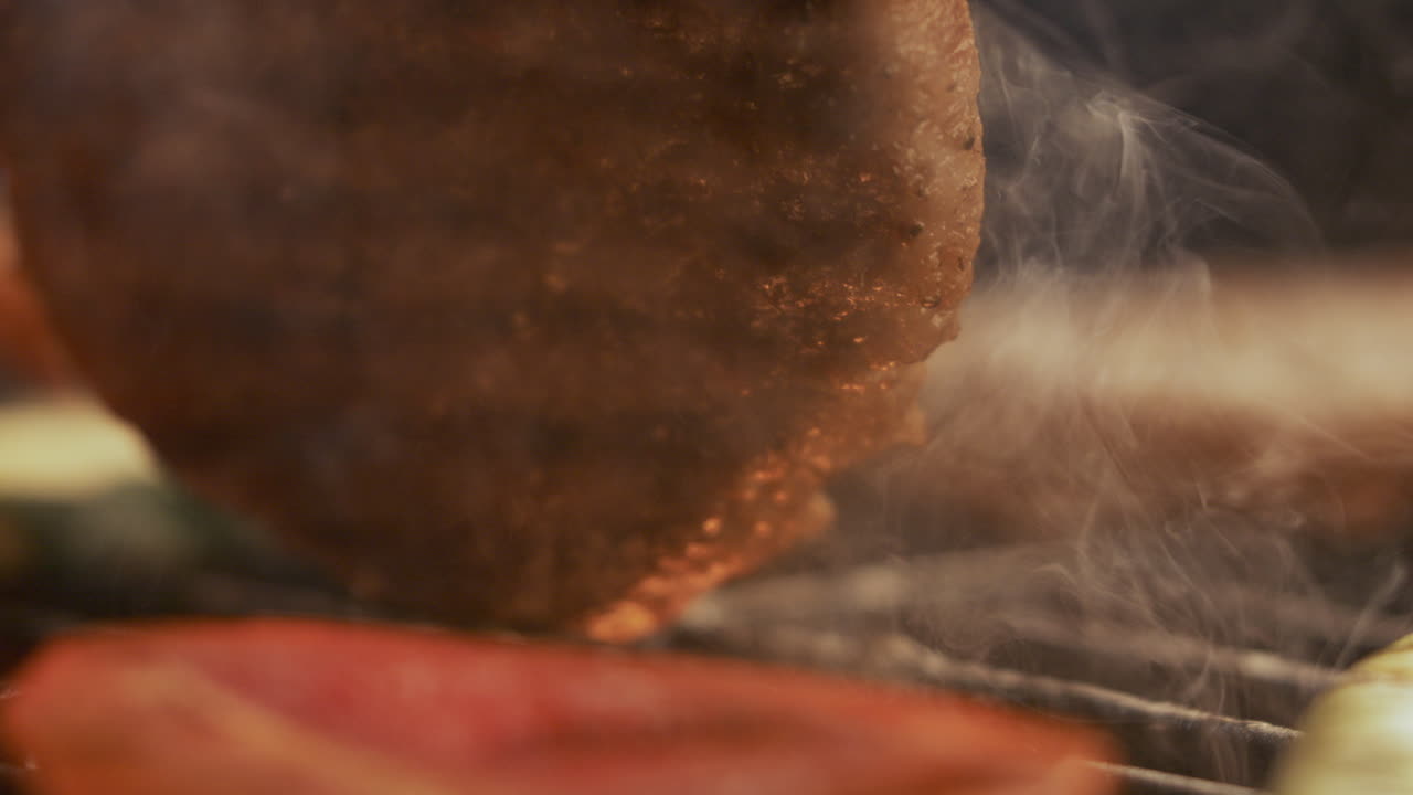 맛있는 그릴 스테이크와 햄버거