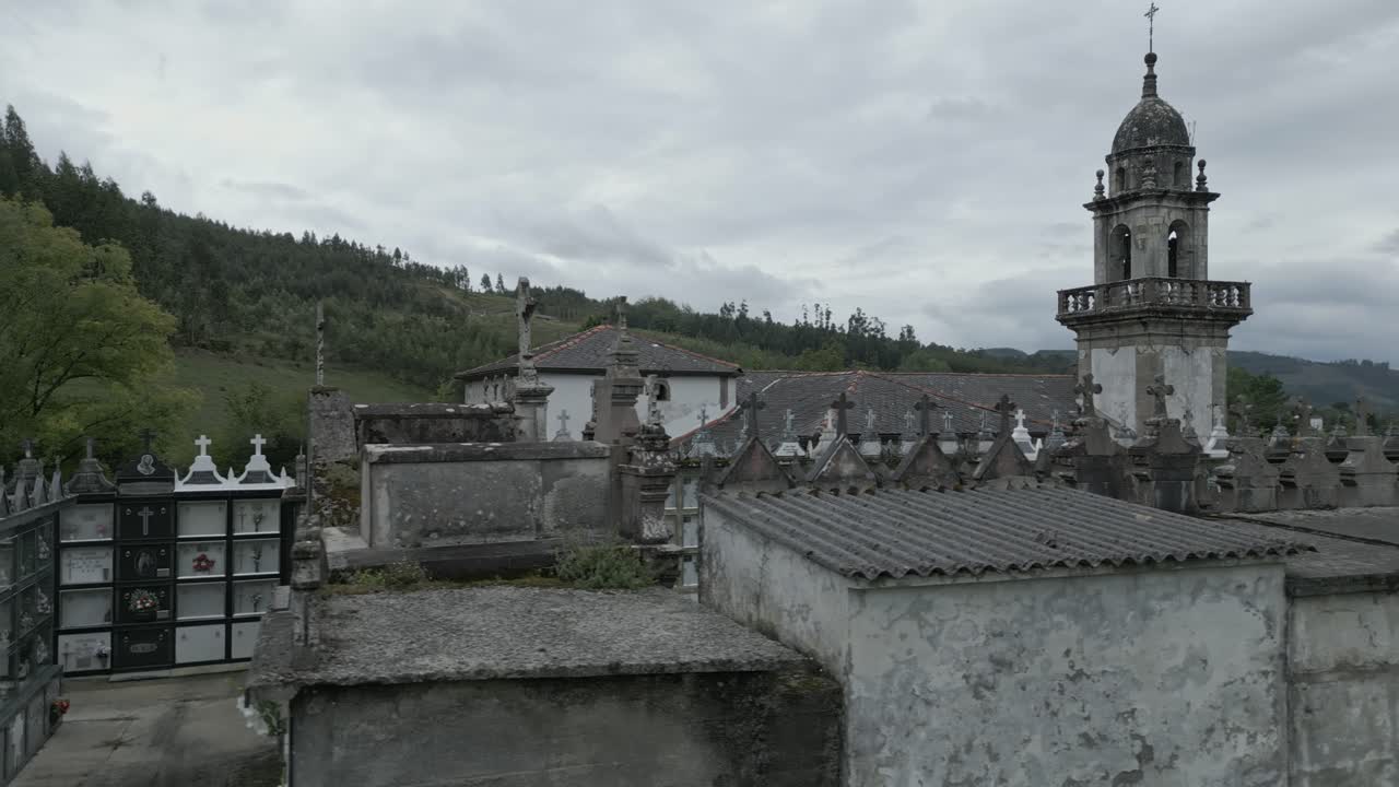 panorámica aérea baja a la derecha del cementerio en la parroquia de san xurxo de moche, españa