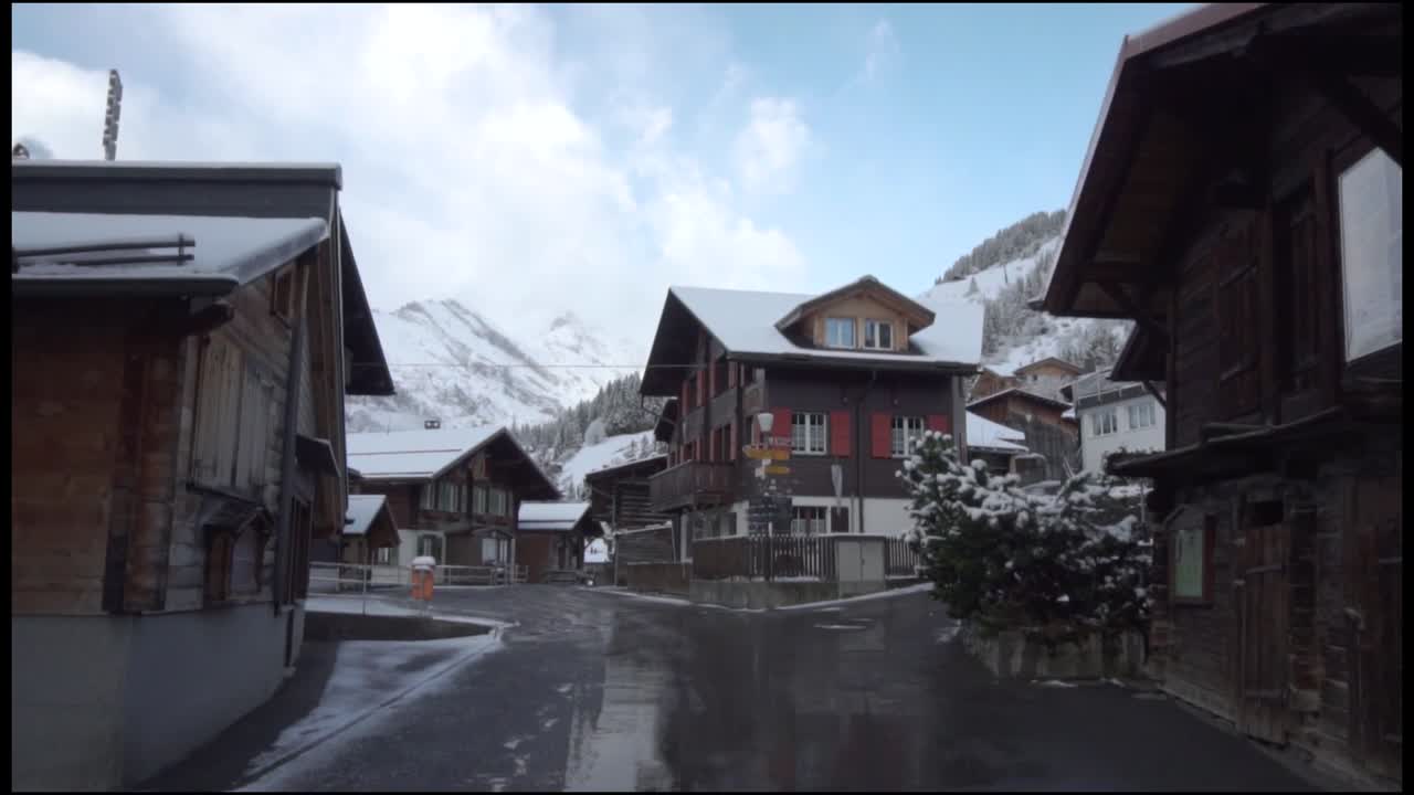 알프스 산맥에 있는 눈 인 스위스 마을